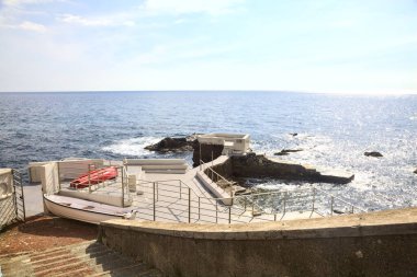 Güneşli bir günde deniz kenarında panoramik bir nokta