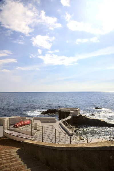 Güneşli bir günde deniz kenarında panoramik bir nokta