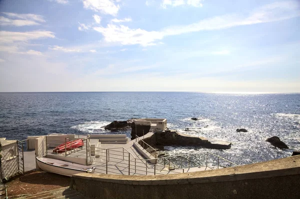 Güneşli bir günde deniz kenarında panoramik bir nokta
