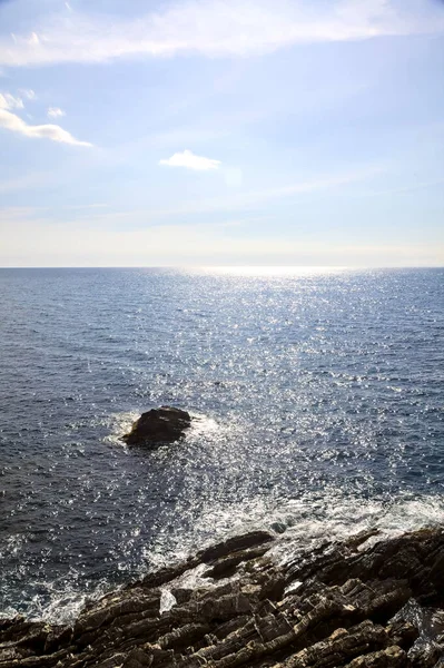 Rocks Next Cliff Sea Sunny Day — Fotografia de Stock