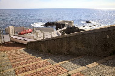 Güneşli bir günde deniz kenarında panoramik bir nokta