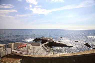 Güneşli bir günde deniz kenarında panoramik bir nokta