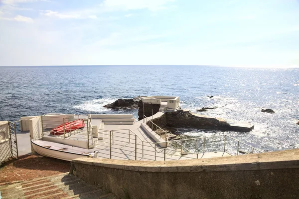 Güneşli bir günde deniz kenarında panoramik bir nokta