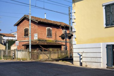 Demiryolu geçidinde terk edilmiş eski bir ev.