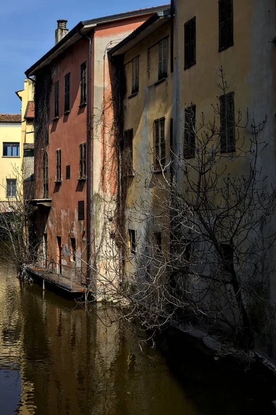 Kanál Uprostřed Italského Města Lemovaného Budovami Holým Stromem Slunečného Dne — Stock fotografie