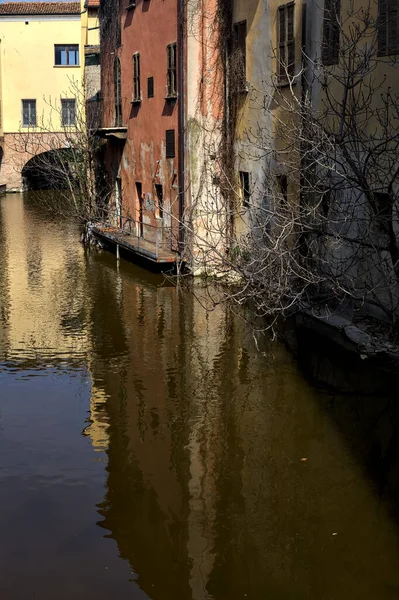 Kanaal Het Midden Van Een Italiaanse Stad Begrensd Door Gebouwen — Stockfoto