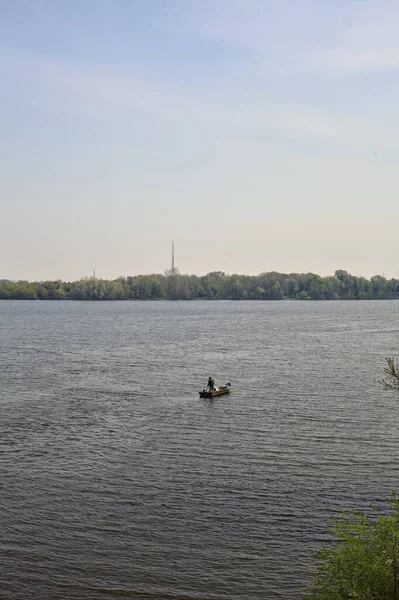 Güneşli bir günde gölde bir balıkçıyla tekne gezisi.