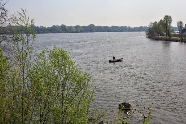 Barca Con Pescatore Lago Una Giornata Sole — Foto Stock