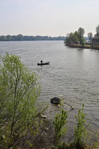 Bateau Avec Pêcheur Sur Lac Par Une Journée Ensoleillée — Photo