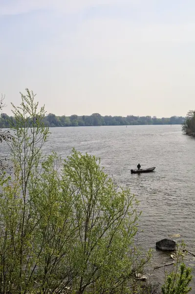 Güneşli bir günde gölde bir balıkçıyla tekne gezisi.