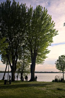 Gün batımında gölün kıyısına park et.