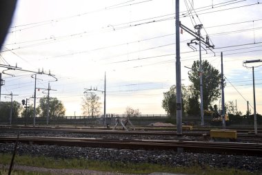 Gün batımında bir kasabada tren yolu.