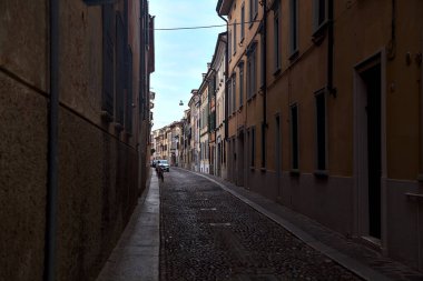 Alacakaranlıkta dar kaldırımlı cadde