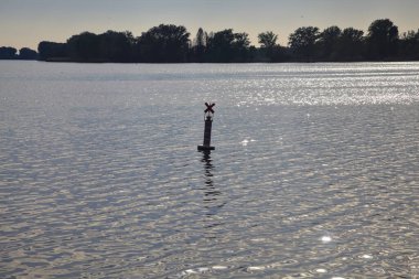 Gün batımında gölde bir şamandıra Uzaktan görüldü