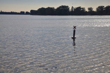 Gün batımında gölde bir şamandıra Uzaktan görüldü