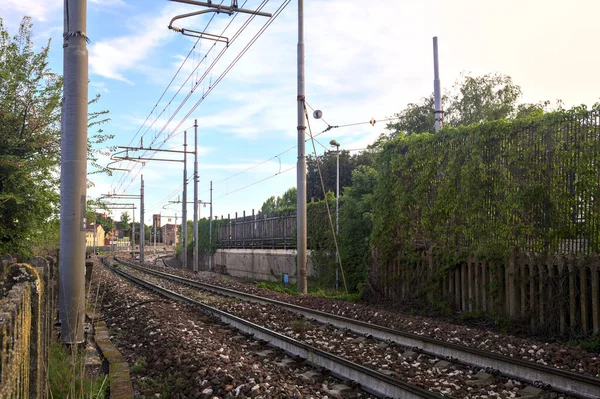 Gün Batımında Bir Kasabada Tren Yolu — Stok fotoğraf