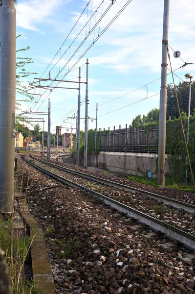 Järnvägsspår Stad Vid Solnedgången — Stockfoto