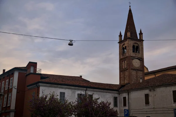 Torre Sino Uma Igreja Com Redbud Copas Árvores Anoitecer — Fotografia de Stock