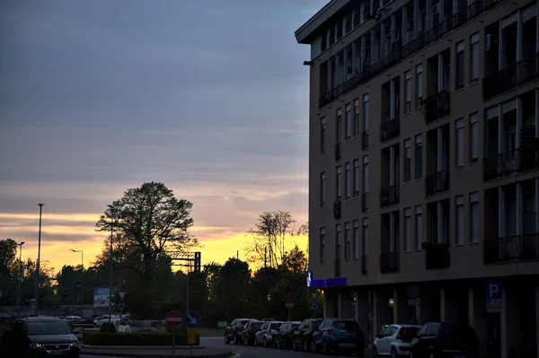 Plein Buiten Een Italiaanse Stad Bij Zonsondergang — Stockfoto