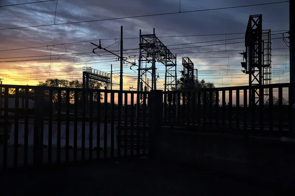 Залізнична Колія Місті Заході Сонця — стокове фото
