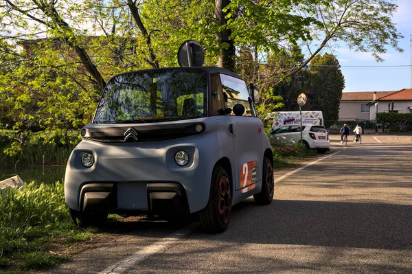 Citroen Ami, gün batımında yolun kenarında.