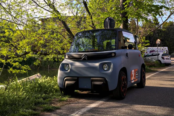 Citroen Ami, gün batımında yolun kenarında.
