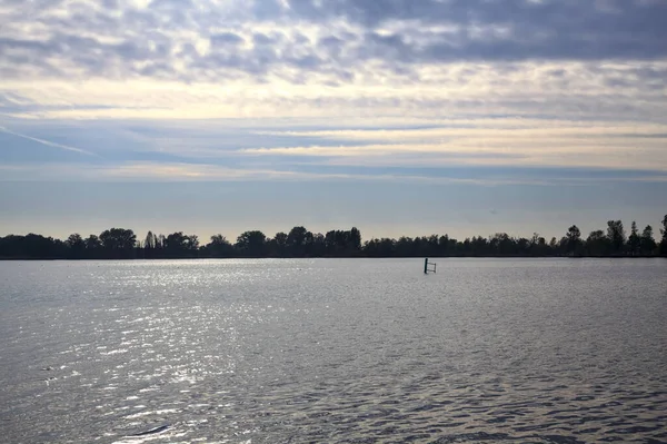 从远处看日落时湖上的浮标 — 图库照片