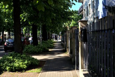 Bir İtalyan kasabasında sokak kenarında kavak ağacı olan bir ev.