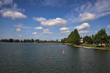 Güneşli bir günde bir gölün kıyısında demirli bir sahil.