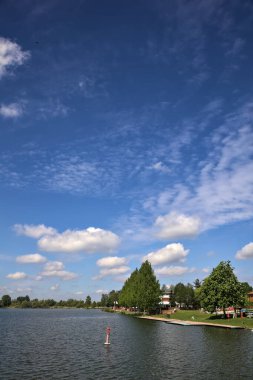 Güneşli bir günde bir gölün kıyısında demirli bir sahil.