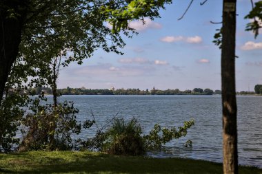 Gün batımında ağaçlarla çevrili bir parkta Lakeshore.