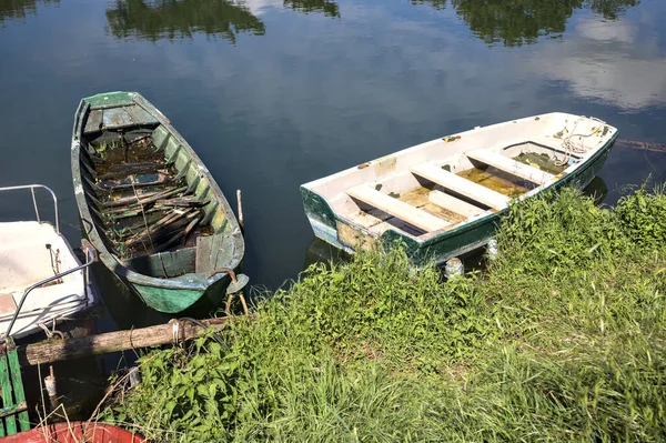 Barcos Atracados Abandonados Uma Entrada — Fotografia de Stock