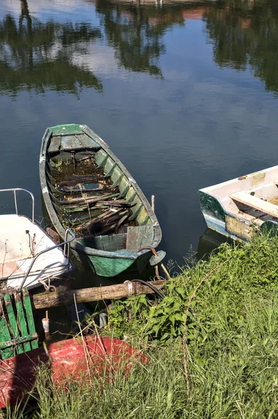 Verlassene Festgemachte Boote Einer Bucht — Stockfoto