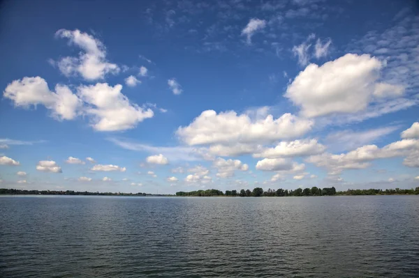 Lago Día Soleado Con Nubes Cielo —  Fotos de Stock