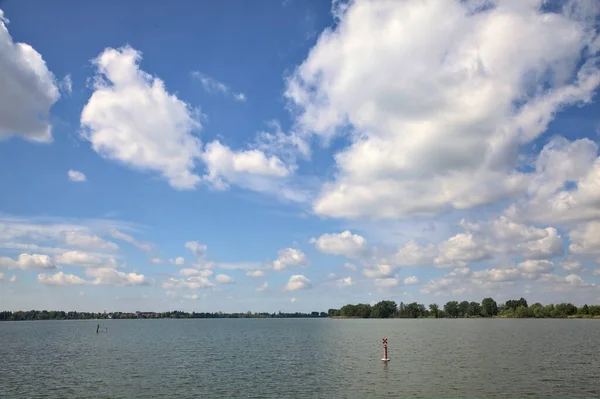 Lago Dia Ensolarado Com Nuvens Céu — Fotografia de Stock