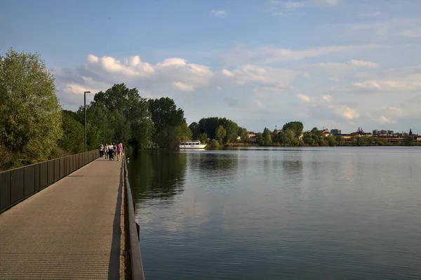 Brug Een Meer Een Park Bij Zonsondergang — Stockfoto