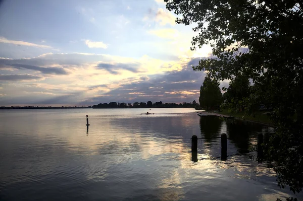 Canoa Lago Visto Distância Pôr Sol — Fotografia de Stock