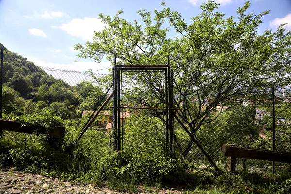 Puerta Metálica Borde Camino Pavimentado Una Colina — Foto de Stock