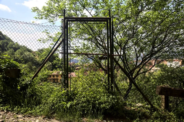 Portão Metálico Pela Borda Uma Estrada Pavimentada Uma Colina — Fotografia de Stock