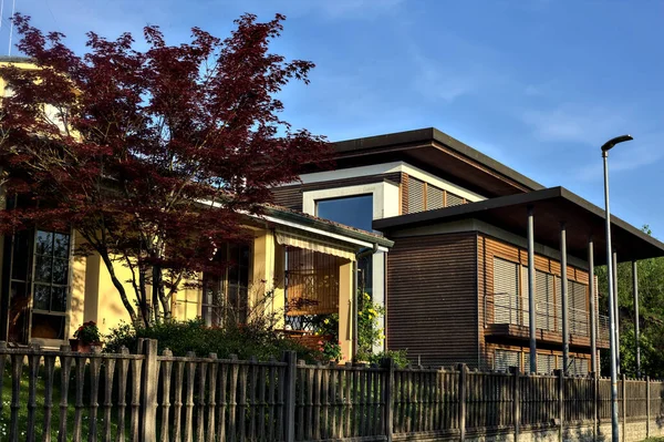 Casa Con Giardino Immerso Nel Verde Tramonto — Foto Stock