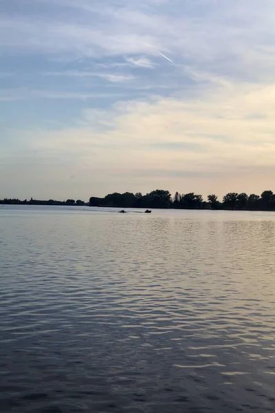 Kanu Auf Einem See Bei Sonnenuntergang Aus Der Ferne Gesehen — Stockfoto