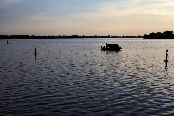 夕阳西下湖面上覆盖的渔船 — 图库照片