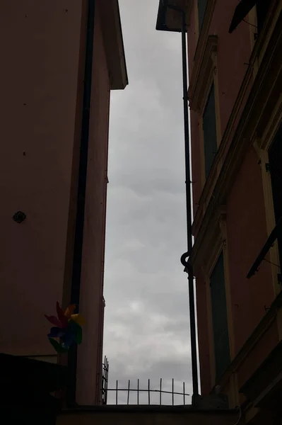 Cielo Nublado Enmarcado Entre Dos Edificios — Foto de Stock