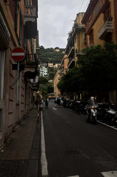 光の雨の秋の間にジェノヴァNerviの高層ビルやお店と上り坂の道 — ストック写真