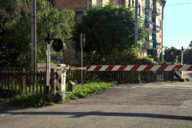 Gün batımında demiryolu geçidinde.