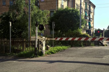 Gün batımında demiryolu geçidinde.