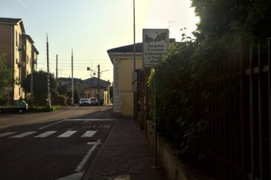 Gün batımında demiryolu geçidinde.