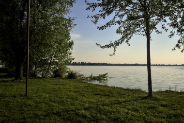 Gün batımında bir parkta Lakeshore