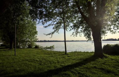 Gün batımında bir parkta Lakeshore