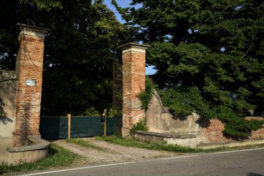 Güneşli bir günde İtalya kırsalında bir kır köşküne giriş.